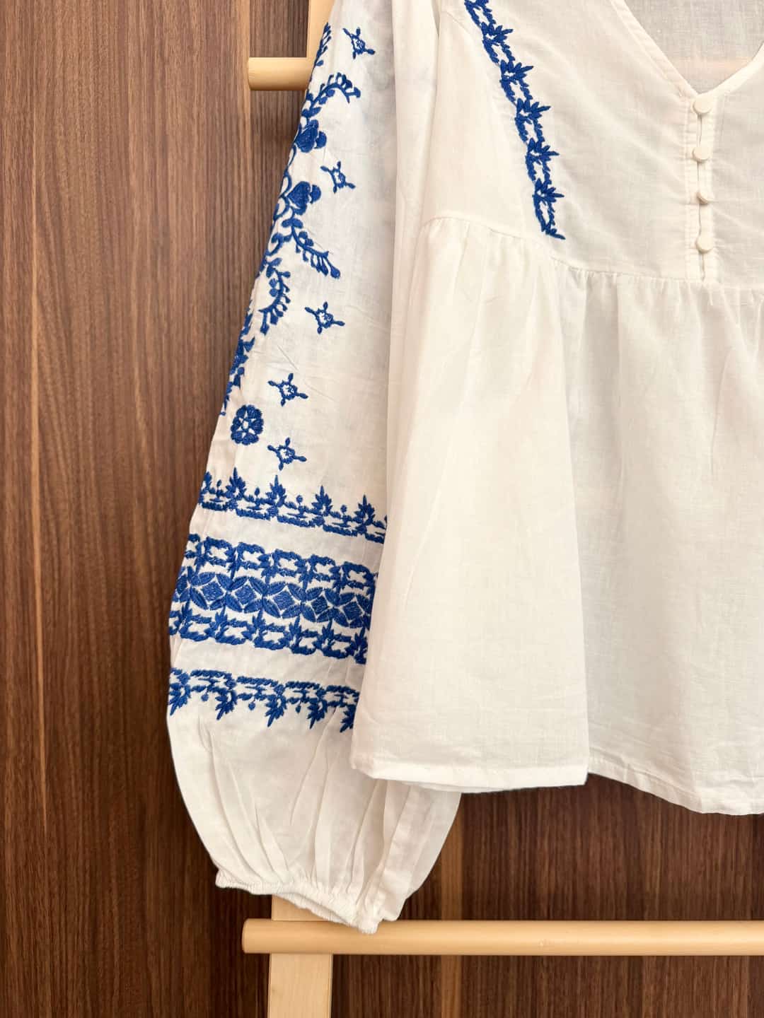 Mavi Nakışlı V Yaka Bluz