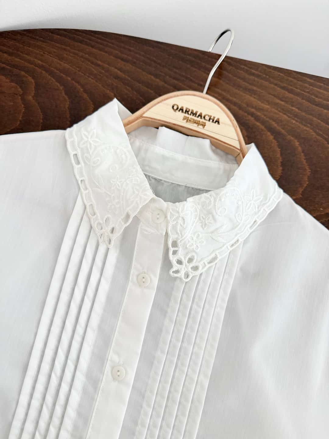Çiçek Nakışlı Yakalı Gömlek